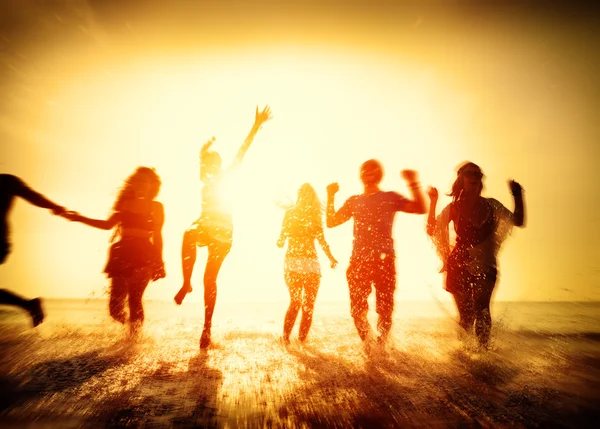 Amigos felizes se divertindo na praia — Fotografia de Stock