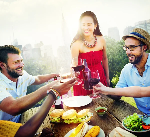 Vrienden dineren en vieren — Stockfoto