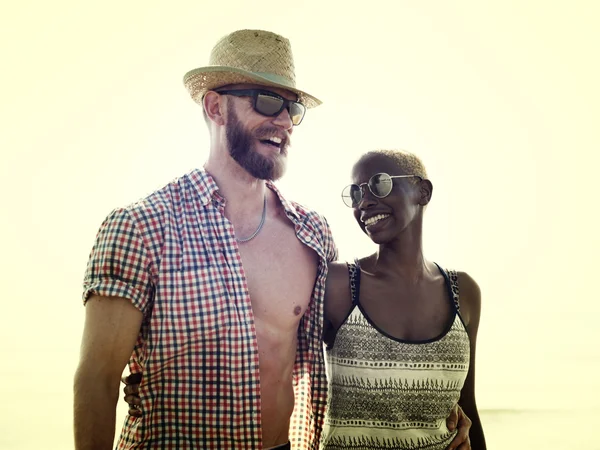 Doce casal apaixonado na praia — Fotografia de Stock