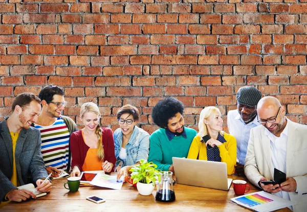 Trabajo en equipo Concepto de aprendizaje de lluvia de ideas casual —  Fotos de Stock