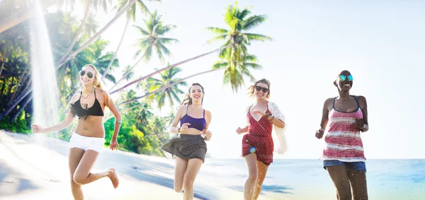 Kvinnor vänner att ha kul på stranden — Stockfoto