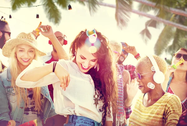 Tieners vrienden bij Beach Party Concept — Stockfoto