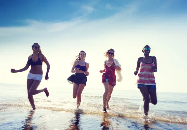 Amici felici divertirsi sulla spiaggia — Foto Stock