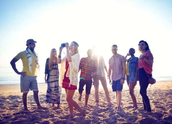 Glada vänner som har roligt på stranden — Stockfoto