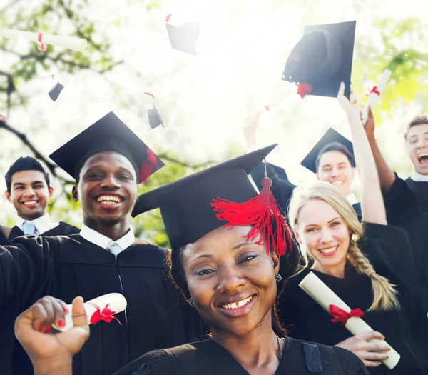 Estudiantes de diversidad celebran el concepto de graduación — Foto de Stock