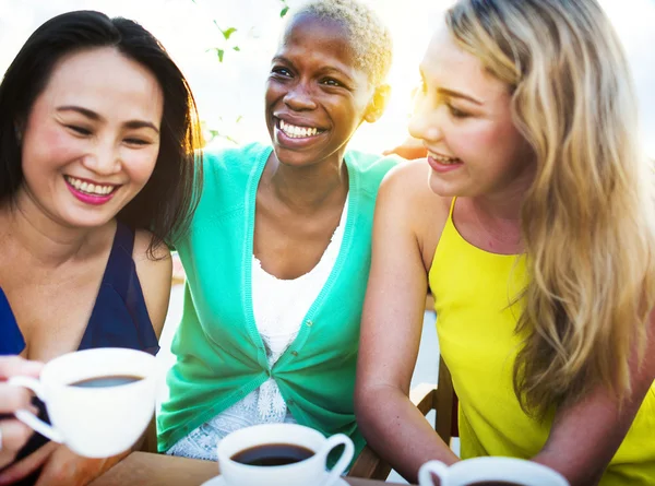 Chicas amigas tomando un café — Foto de Stock