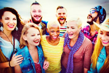 Plaj partisi konsepti de gençler arkadaşlar