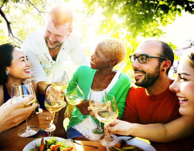 Dışarı asılı açık havada partide arkadaşlar