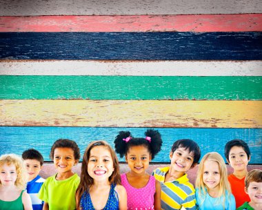 Gülümseyen şirin farklı çocuklar