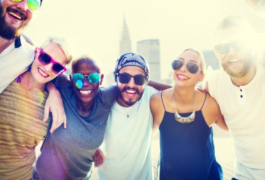 arkadaşlar birlikte ayakta açık havada güneş gözlüğü