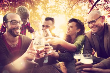 Dışarı asılı açık havada partide arkadaşlar