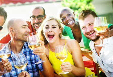 Dışarı asılı açık havada partide arkadaşlar