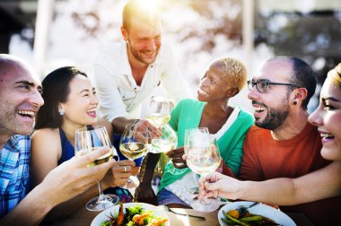 Dışarı asılı açık havada partide arkadaşlar