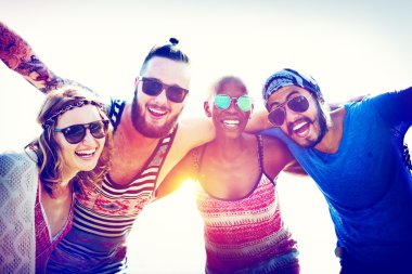 Mutlu arkadaşlar sahilde eğleniyor.