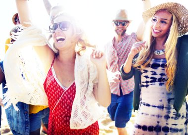 arkadaşlar Kumsal Partisi dışarı asılı