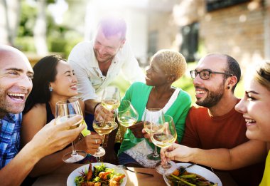 Dışarı asılı açık havada partide arkadaşlar