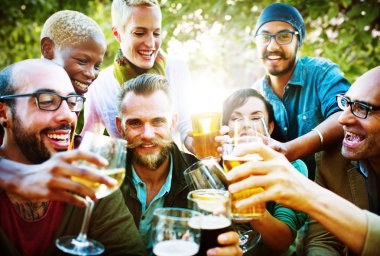 Dışarı asılı açık havada partide arkadaşlar