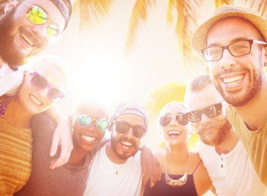 arkadaşlar Kumsal Partisi dışarı asılı