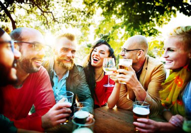 Dışarı asılı açık havada partide arkadaşlar