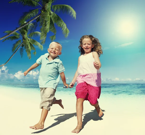 Bruder und Schwester beim Strandkonzept — Stockfoto