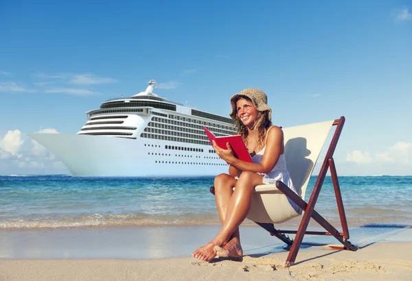 Mujer Relajándose en la Playa Concepto —  Fotos de Stock