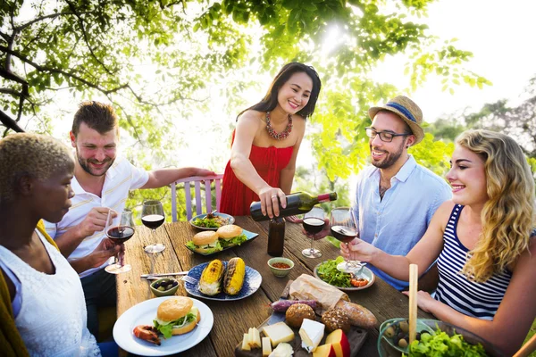 Amigos Salir al aire libre —  Fotos de Stock