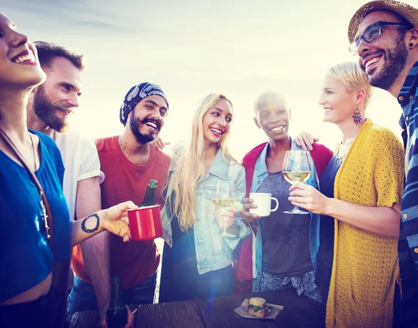 Amis traînant à la fête en plein air — Photo