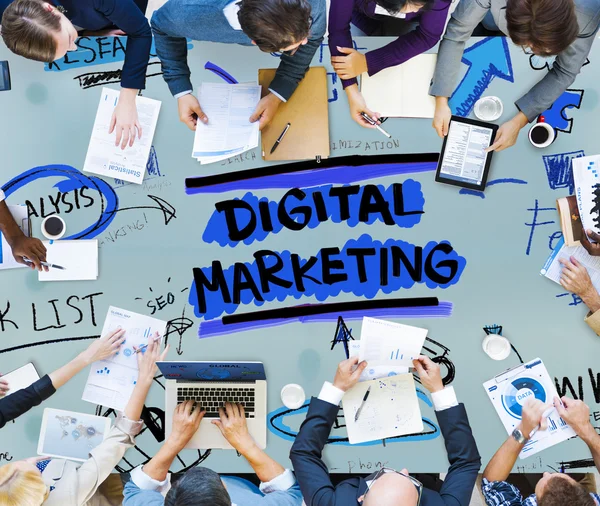 Mensen uit het bedrijfsleven en digitale marketingconcept — Stockfoto