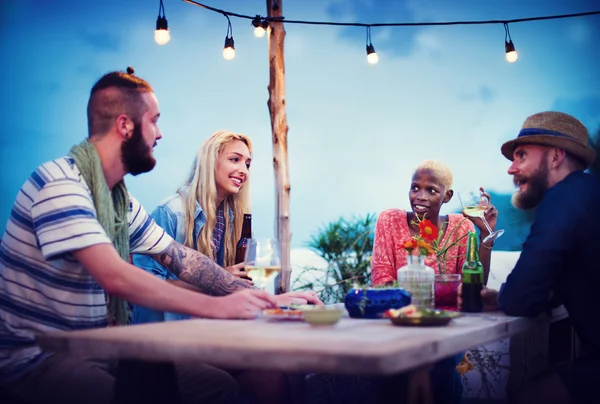 Amigos pasando el rato en la fiesta de la playa — Foto de Stock