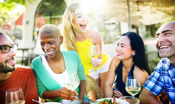 Amigos pasando el rato en la fiesta al aire libre — Foto de Stock