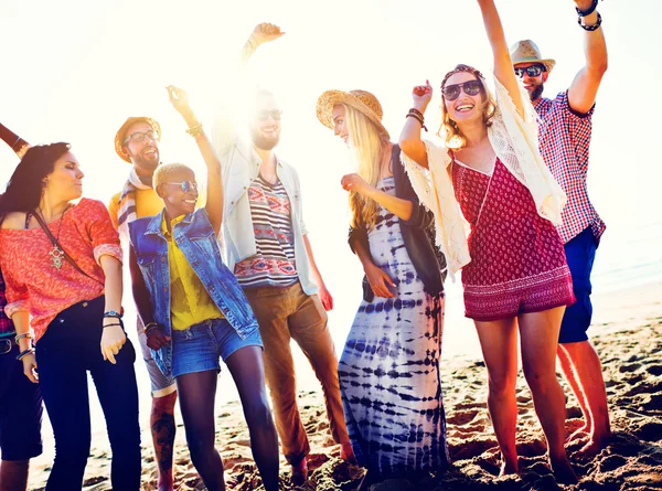 Amici appendere fuori sulla festa in spiaggia — Foto Stock