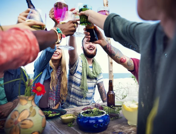 Vänner umgås på beach party — Stockfoto