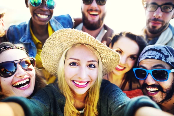 Amigos felices divirtiéndose en la playa — Foto de Stock