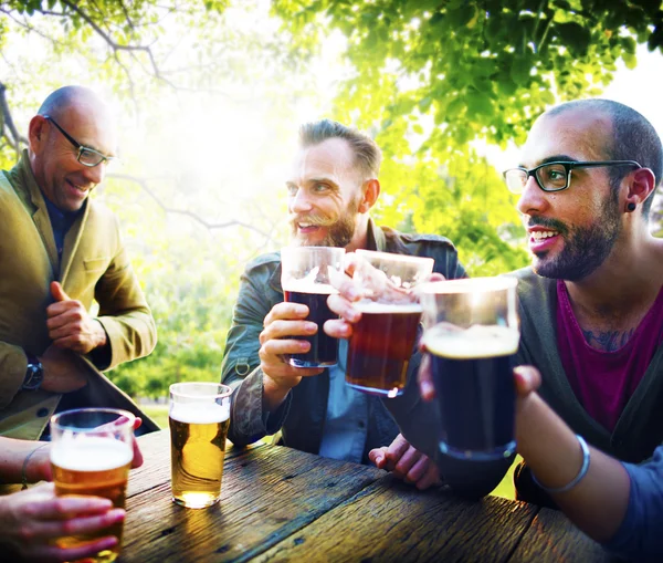 Amigos pasando el rato en la fiesta al aire libre —  Fotos de Stock