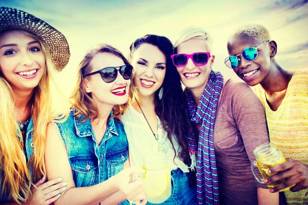 Tonåringar vänner på Beach Party Concept — Stockfoto
