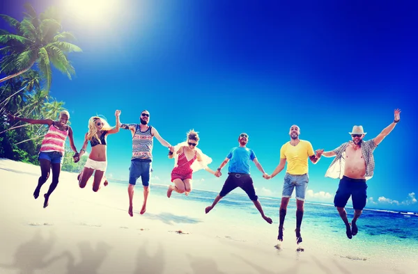 Happy friends jumping on the beach — Stock Photo, Image