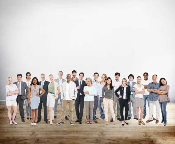 Różnorodność osób stojących razem — Zdjęcie stockowe