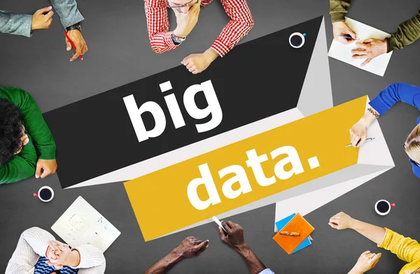 Les gens d'affaires à la réunion et Big Data — Photo