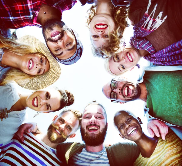 Vriendschap kruipen op strand zomer Concept — Stockfoto