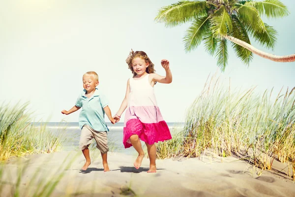 Sourozenci, koncept štěstí letní Beach — Stock fotografie
