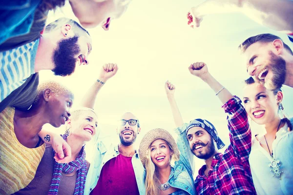 Amigos pasando el rato al aire libre juntos — Foto de Stock