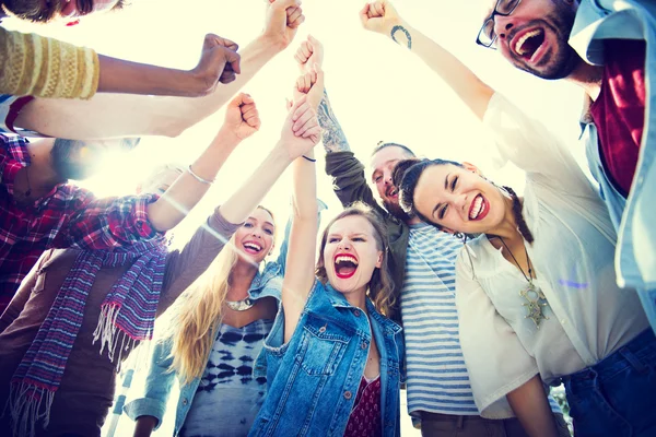 Amigos pasando el rato al aire libre juntos —  Fotos de Stock