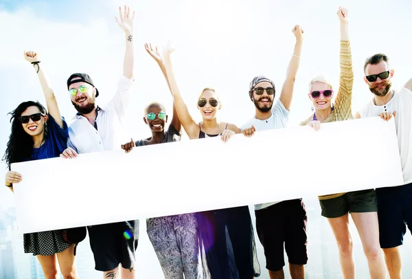 Amigos de pie junto con la bandera blanca — Foto de Stock