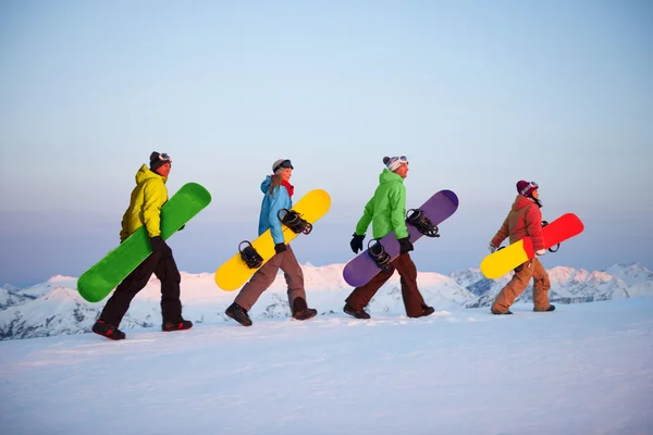 Группа сноубордистов с сноубордами — стоковое фото