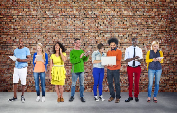 Människor som står tillsammans med digitala enheter — Stockfoto