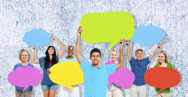 Diversiteit mensen met tekstballonnen — Stockfoto