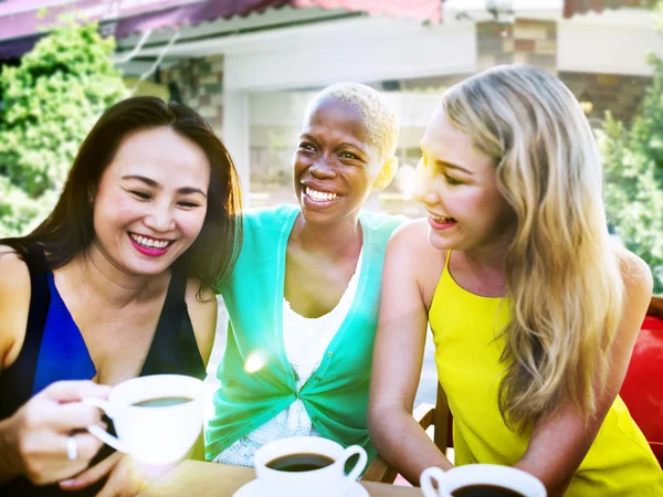 Chicas amigas tomando un café —  Fotos de Stock