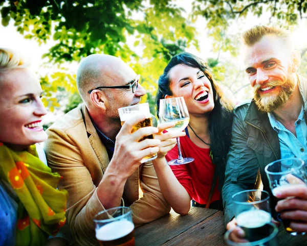 Amis traînant à la fête en plein air — Photo