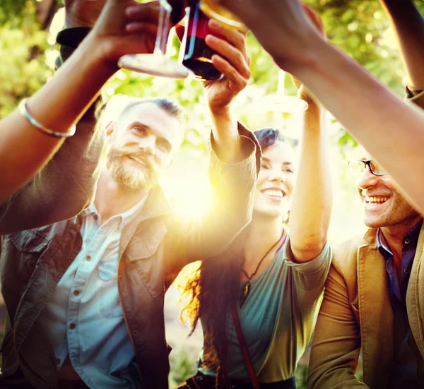 Amigos pasando el rato en la fiesta al aire libre —  Fotos de Stock