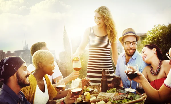 Amis traînant à la fête en plein air — Photo